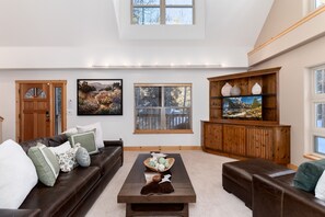 Smart-TV, peis, bøker og PC-skjermer