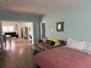 2 bedrooms, desk, free WiFi, bed sheets - Charming 2-bedroom house with WiFi in brilliant South Bend (South Bend)