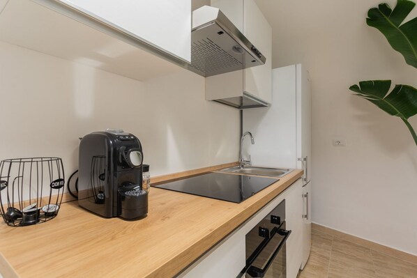 Réfrigérateur, four, plaque de cuisson, cafetière/bouilloire
