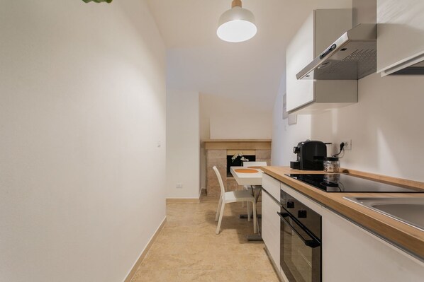 Fridge, stovetop, coffee/tea maker, cookware/dishes/utensils