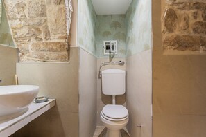 Douche, sèche-cheveux, serviettes fournies