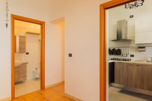 Regadera, secadora de cabello, bidet, toallas 