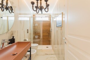 Douche, sèche-cheveux, bidet, serviettes fournies