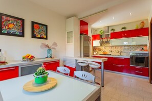 Een koelkast, een microgolfoven, een oven, een kookplaat