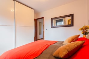 1 habitación, tabla de planchar con plancha, wifi y ropa de cama