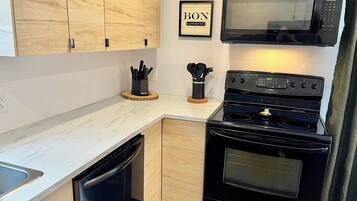 Frigorífico, microondas, horno y placa de cocina