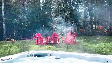 Banyera d'hidromassatge a l'aire lliure