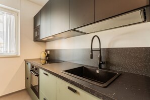 Réfrigérateur, micro-ondes, four, plaque de cuisson