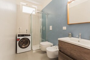 Douche, sèche-cheveux, bidet, serviettes fournies