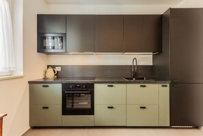 Jääkaappi, mikroaaltouuni, uuni, liesi