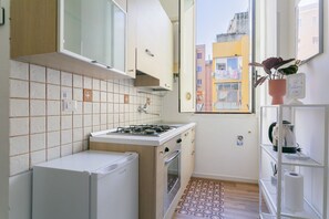 Fridge, oven, stovetop, coffee/tea maker