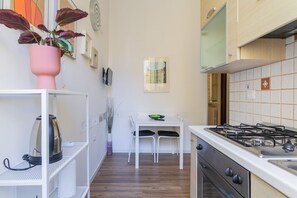 Fridge, oven, stovetop, coffee/tea maker