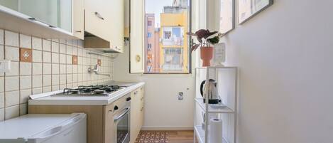 冷蔵庫、オーブン、コンロ、コーヒー / ティーメーカー