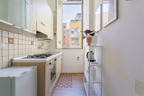 Fridge, oven, stovetop, coffee/tea maker