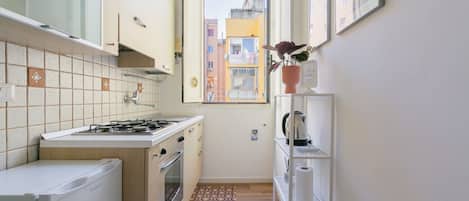 Jääkaappi, uuni, liesi, kahvin-/teenkeitin