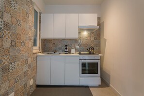 Fridge, oven, stovetop, coffee/tea maker