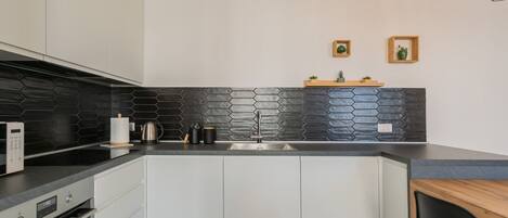 Réfrigérateur, four à micro-ondes, un four, surface de cuisson