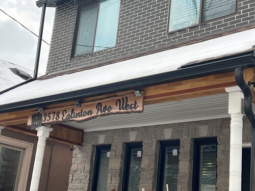 Charming lodge in beautiful Toronto with WiFi, AC, Female Only