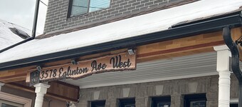 Charming lodge in beautiful Toronto with WiFi, AC, Female Only