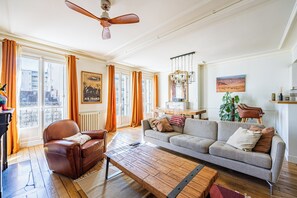 电视、书、立体声音响