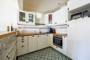 冰箱、微波炉、烤箱、炉灶