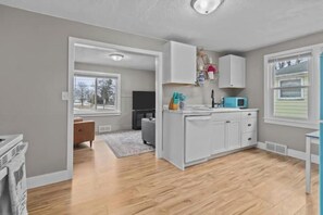 Interior - Chic Stay Close to Hospital & Downtown - Lake View (Neenah)