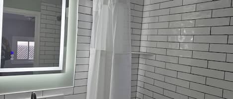Secadora de cabello, toallas, jabón, papel de baño