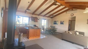 Een smart-tv en een dvd-speler