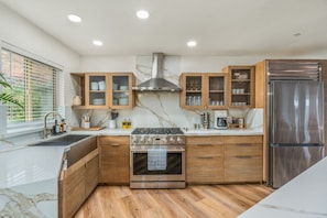 Refrigerador, microondas, horno, placa de cocina
