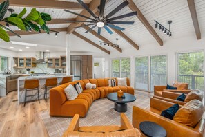 Smart-tv, een open haard, videospelletjes en een tafeltennistafel