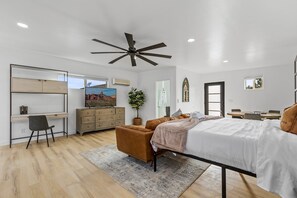 5 slaapkamers, een bureau, een strijkplank/strijkijzer, reisbedje