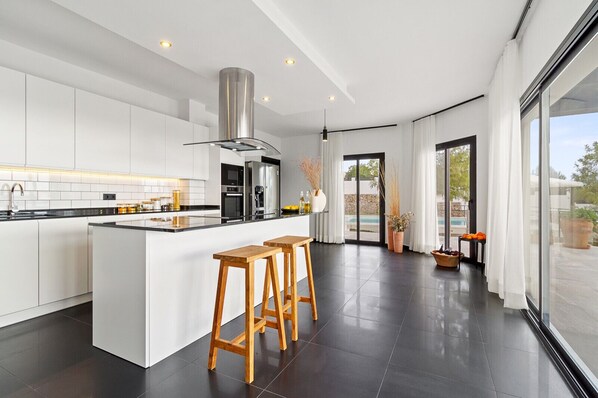 Réfrigérateur, micro-ondes, four, lave-vaisselle