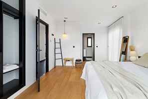 4 chambres, coffres-forts dans les chambres, fer et planche à repasser