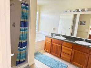 Shower, jetted bath, hair dryer, towels - Emerald Isles-close to the beach (Crescent City)