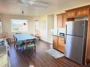 Dining - Emerald Isles-close to the beach (Crescent City)