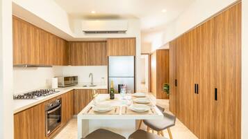 Refrigerador, microondas, horno, placa de cocina