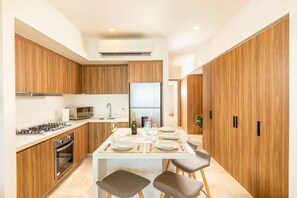 Køleskab, mikrobølgeovn, ovn, kogeplade