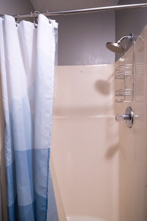 Douche, sèche-cheveux, serviettes fournies