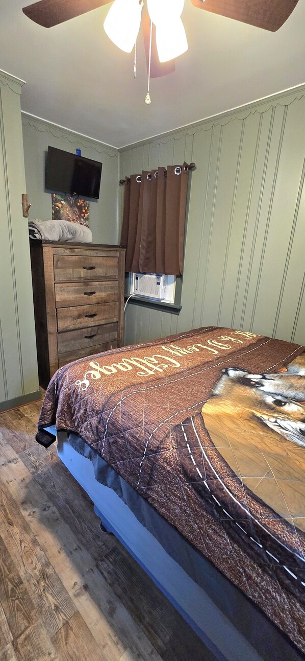 2 bedrooms, free WiFi, bed sheets - "Hunter’s Hideout – A Rustic Cottage for Adventure & Relaxation" (Geneva)