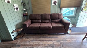 Smart TV - "Hunter’s Hideout – A Rustic Cottage for Adventure & Relaxation" (Geneva)