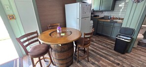 Fridge, microwave, oven, stovetop - "Hunter’s Hideout – A Rustic Cottage for Adventure & Relaxation" (Geneva)