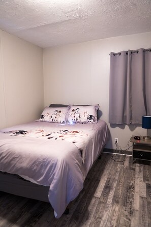 2 bedrooms, free WiFi, bed sheets - "Oreo’s Dream – A Cozy, Dog-Lover’s Retreat!" (Geneva)