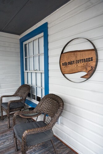 "Rustic Getaway – A Charming & Cozy Cottage for Two or Four!"