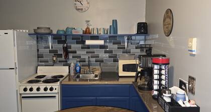 "Rustic Getaway – A Charming & Cozy Cottage for Two or Four!"