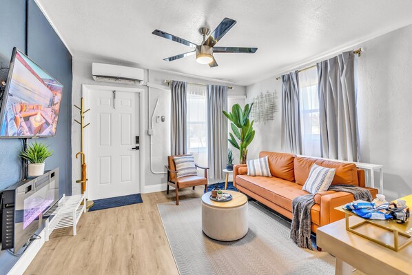 Smart-TV, Kamin, Bücher