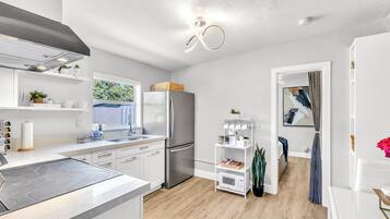 Refrigerador, microondas, horno, placa de cocina