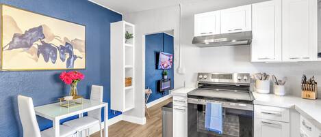 Een koelkast, een microgolfoven, een oven, een kookplaat