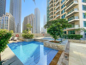 Pool - Modern 1 BD apartment in the Heart of Downtown Dubai (Dubai)