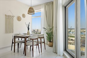 Dining - Modern 1 BD apartment in the Heart of Downtown Dubai (Dubai)