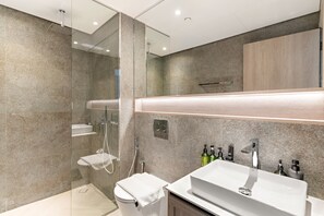Een douche, een haardroger, handdoeken, zeep